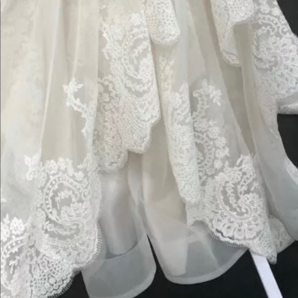 Justin Alexander Signature Sweetheart Gown
cathedral length veil. - Picture 3 of 7